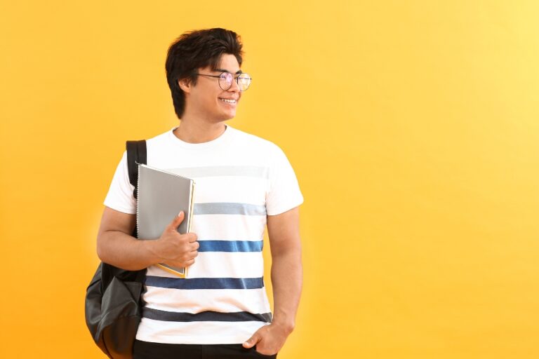 סטודנט עם ספרים ביד ותיק על הכתף. מאחוריו רקע צהוב.